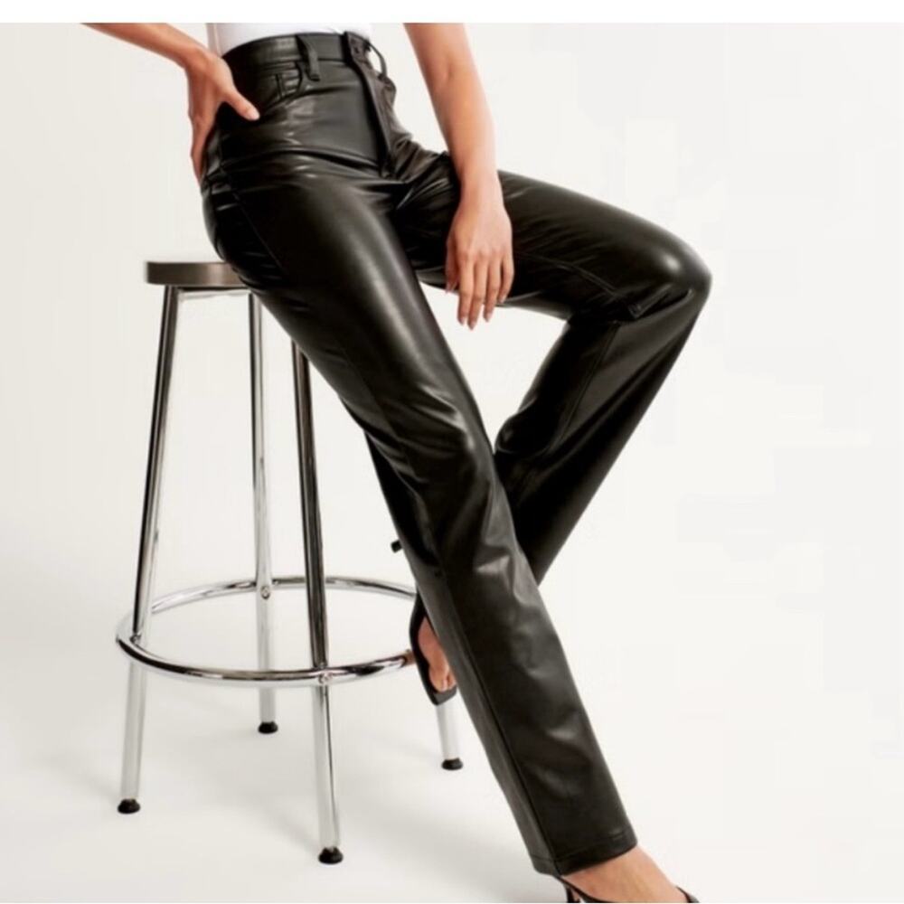 Abercrombie & Fitch Black vegan leather 90s Straight High-Rise Pants size 25